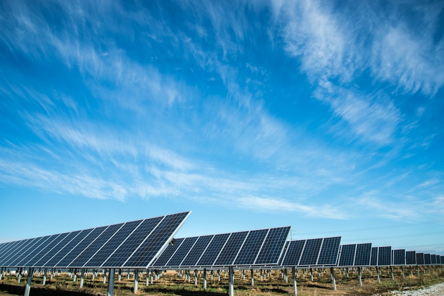 Panneau solaire photovoltaïque sous ciel bleu